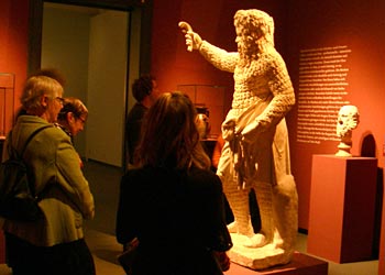 Statue eines antiken Schauspielers im Pergamonmuseum